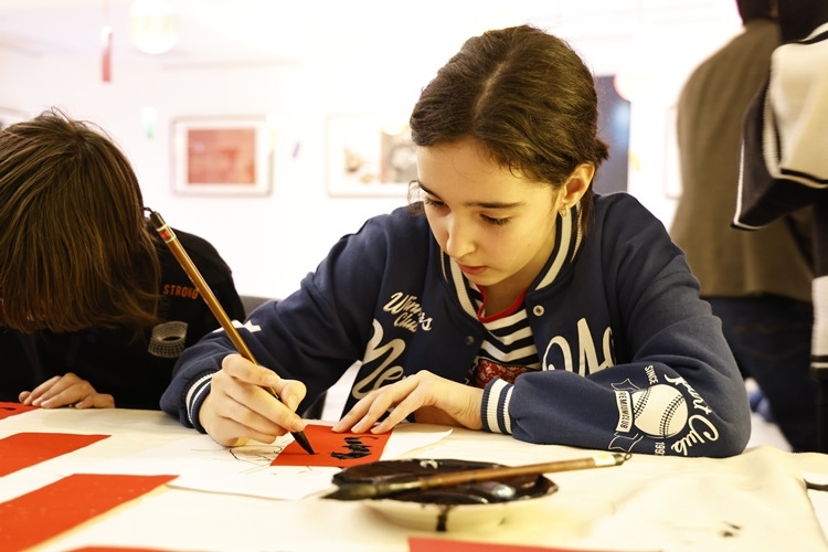 羅馬尼亞小朋友書寫毛筆字。中國文化中心供圖