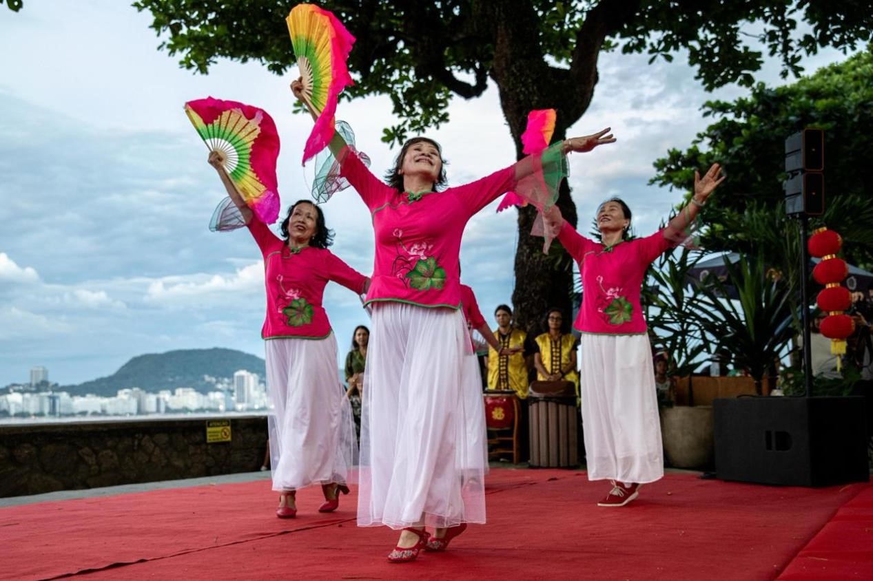 當(dāng)?shù)貢r(shí)間2月24日晚，2024年元宵節(jié)慶?；顒?dòng)在巴西里約熱內(nèi)盧市科帕卡巴納要塞舉辦。巴西山河文化促進(jìn)中心供圖