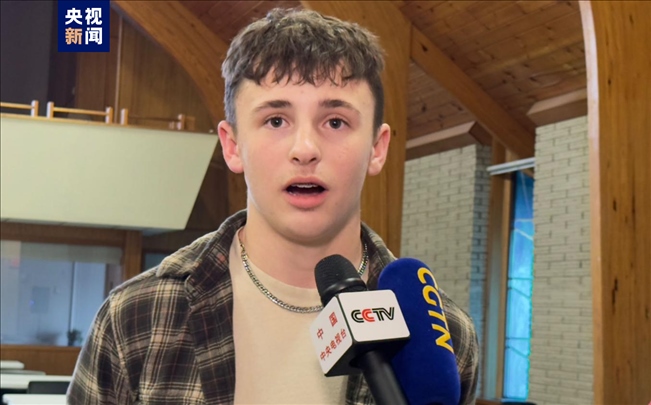 △赴華交流學(xué)生代表科爾(王剛偉)向習(xí)爺爺表示感謝