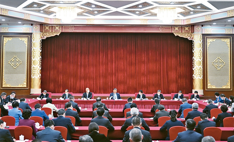 2023年3月6日，中共中央總書記、國(guó)家主席、中央軍委主席習(xí)近平看望參加全國(guó)政協(xié)十四屆一次會(huì)議的民建、工商聯(lián)界委員，并參加聯(lián)組會(huì)，聽取意見和建議。中共中央政治局常委、全國(guó)政協(xié)十四屆一次會(huì)議主席團(tuán)會(huì)議主持人王滬寧，中共中央政治局常委蔡奇、丁薛祥參加看望和討論。 新華社記者 謝環(huán)馳/攝