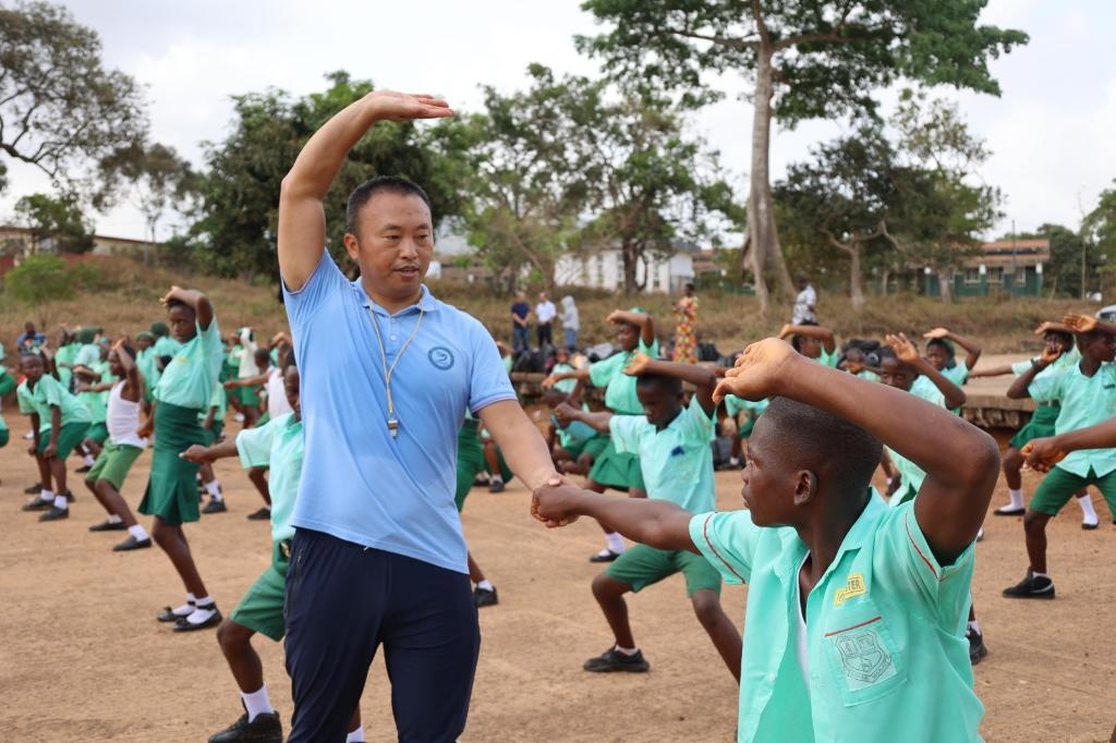 2月20日，在塞拉利昂首都弗里敦，來自塞拉利昂大學孔子學院的武術教師劉偉在為當?shù)貙W生上武術課。