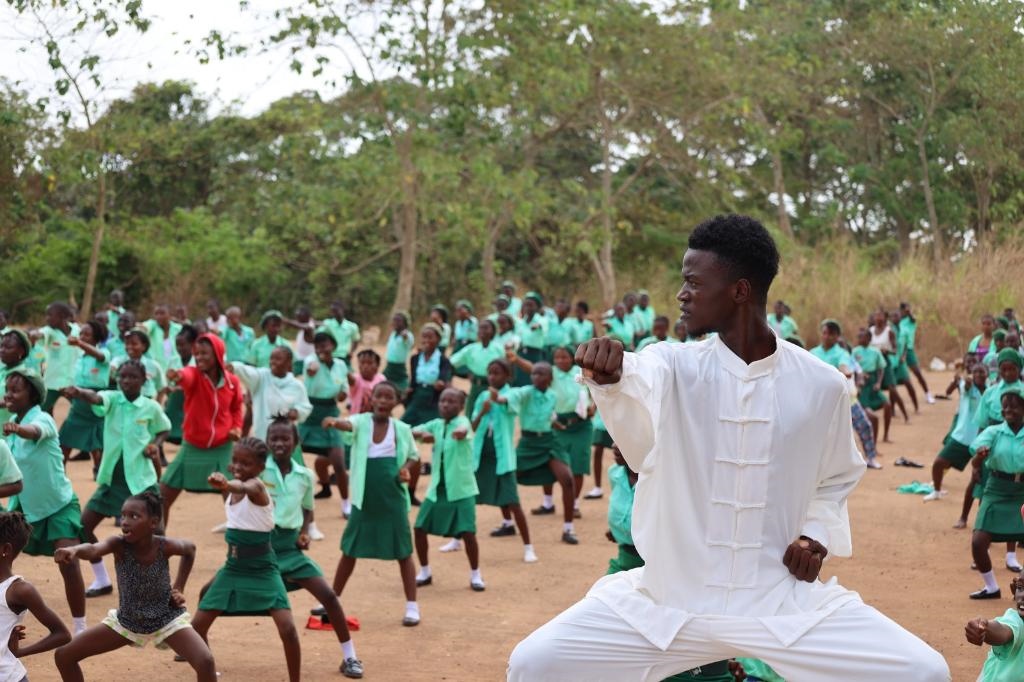 2月20日，在塞拉利昂首都弗里敦，當?shù)貙W生在上武術課。