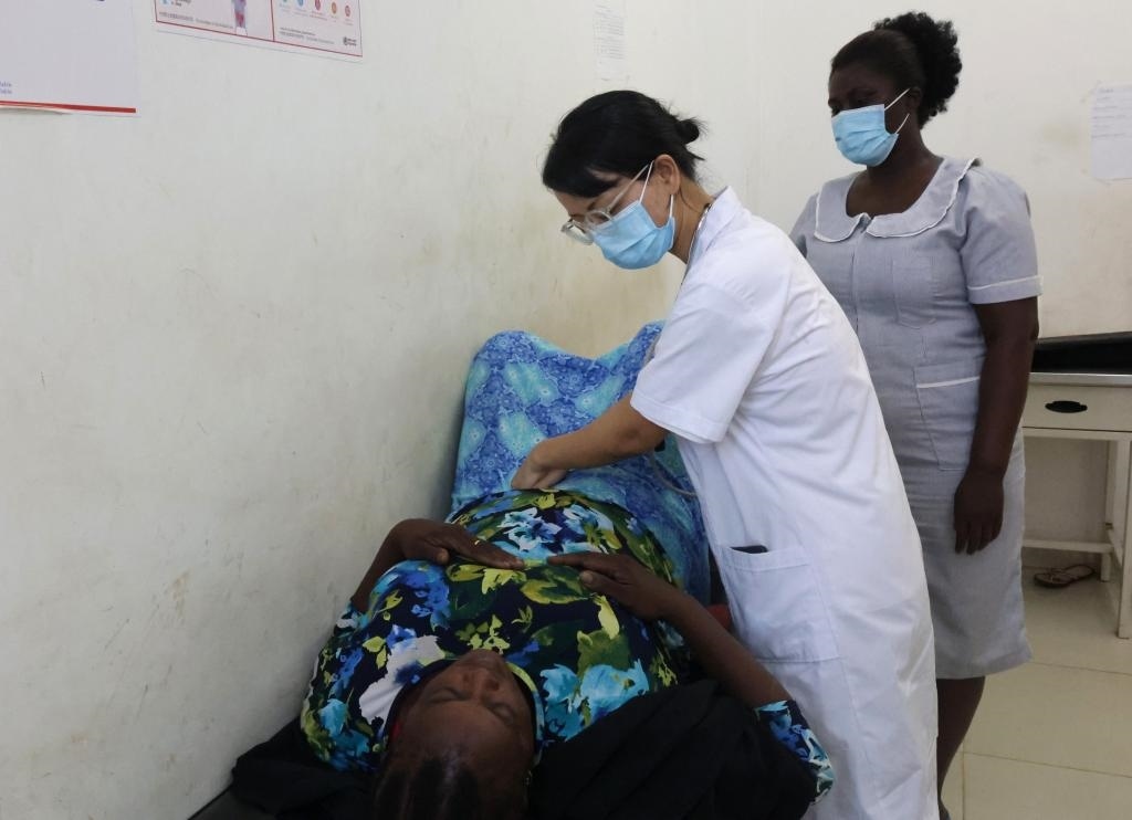 2023年2月27日，在塞拉利昂首都弗里敦，一名中國醫(yī)療隊的醫(yī)生正在為患者檢查身體。