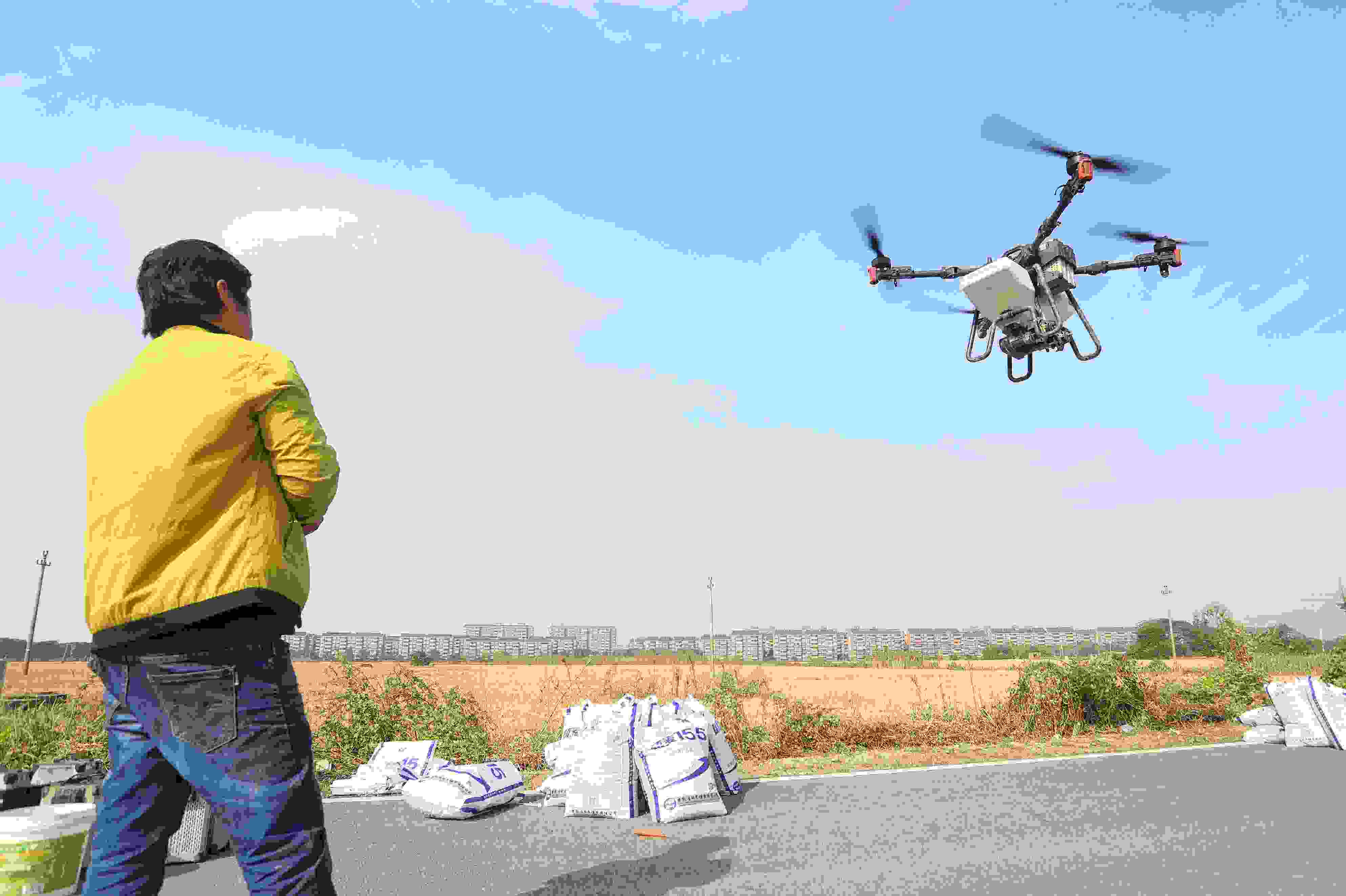 2023年11月15日，浙江嘉興，南湖區(qū)七星街道一處農(nóng)田里，農(nóng)民操縱無(wú)人機(jī)進(jìn)行冬小麥飛播。