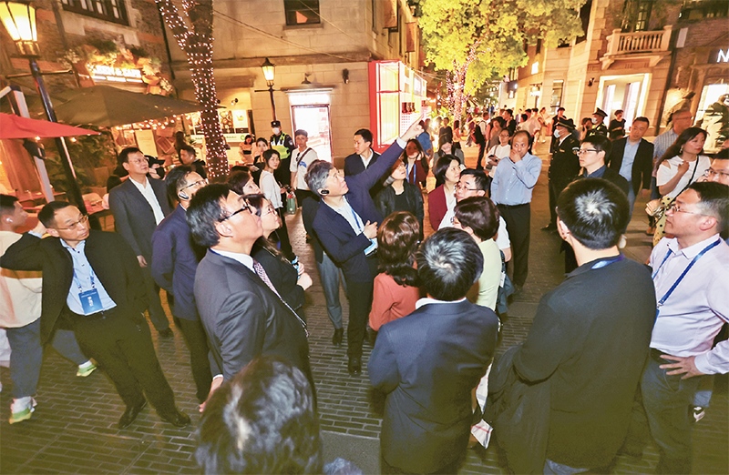 2023年4月18日，全國(guó)無(wú)黨派人士考察團(tuán)來(lái)到位于上海市黃浦區(qū)的上海新天地開(kāi)放式街區(qū)考察夜經(jīng)濟(jì)。 新華社記者 王翔/攝