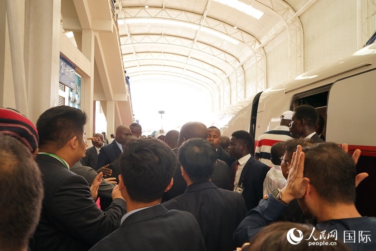 人們爭(zhēng)相前往紅線(xiàn)試乘。人民網(wǎng)記者 姜宣攝