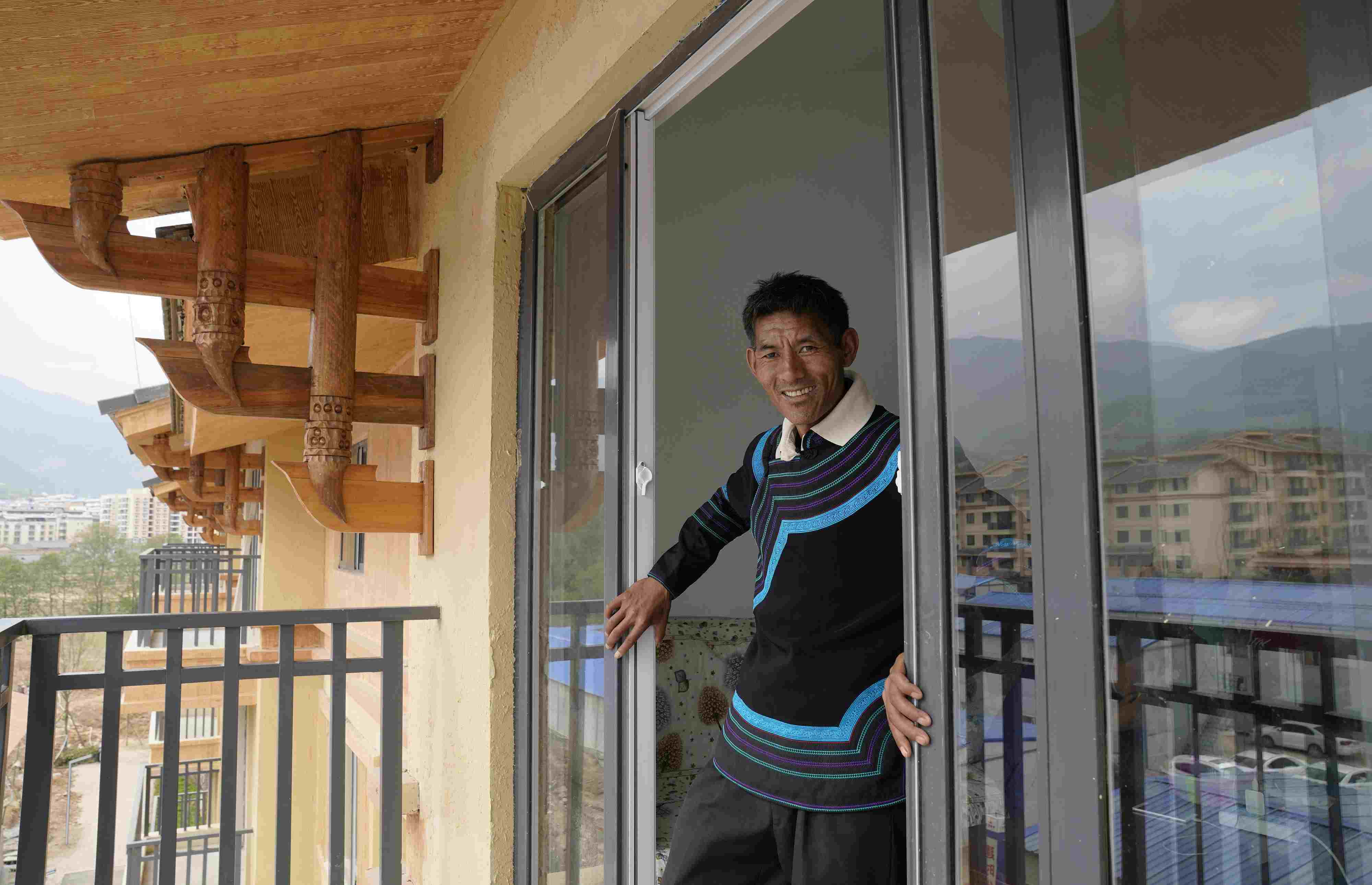 2020年5月14日，四川涼山彝族自治州昭覺縣，“懸崖村”村民某色伍哈入住新房。