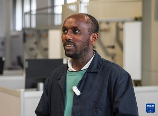 2月15日，在亞的斯亞貝巴的埃塞俄比亞聯(lián)邦職業(yè)技術(shù)培訓(xùn)學(xué)院，魯班工坊當(dāng)?shù)亟處熂s納斯·阿凱萊（中文名艾友涵）接受新華社采訪。