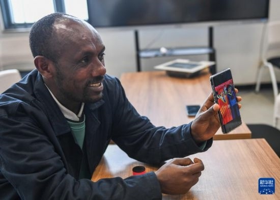 2月15日，在亞的斯亞貝巴的埃塞俄比亞聯(lián)邦職業(yè)技術(shù)培訓(xùn)學(xué)院，魯班工坊當(dāng)?shù)亟處熂s納斯·阿凱萊（中文名艾友涵）展示在中國學(xué)習(xí)時(shí)的照片。