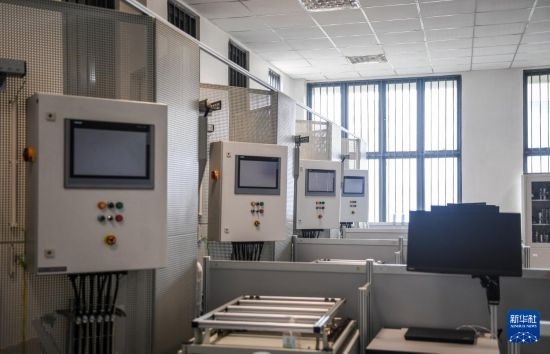 這是2月15日在亞的斯亞貝巴的埃塞俄比亞聯(lián)邦職業(yè)技術(shù)培訓(xùn)學(xué)院魯班工坊內(nèi)拍攝的機(jī)電一體化設(shè)備。