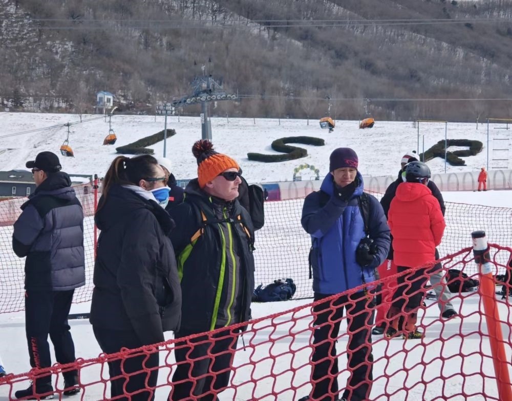 ?皮埃爾·杜邦（左三）在比賽現(xiàn)場(chǎng)。新華社記者 王沁鷗 攝