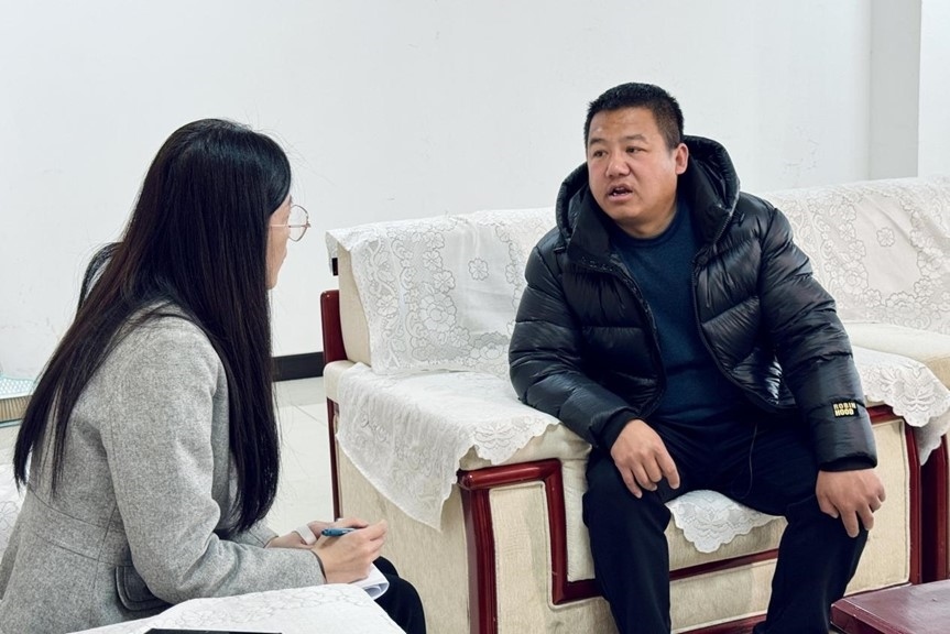 人民網(wǎng)記者采訪“在水一方”小區(qū)住戶。人民網(wǎng) 高清揚(yáng)攝