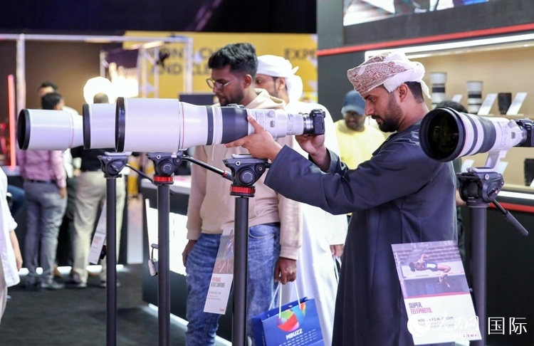 參觀(guān)者在體驗(yàn)攝影設(shè)備。人民網(wǎng)塔里克·易卜拉欣攝