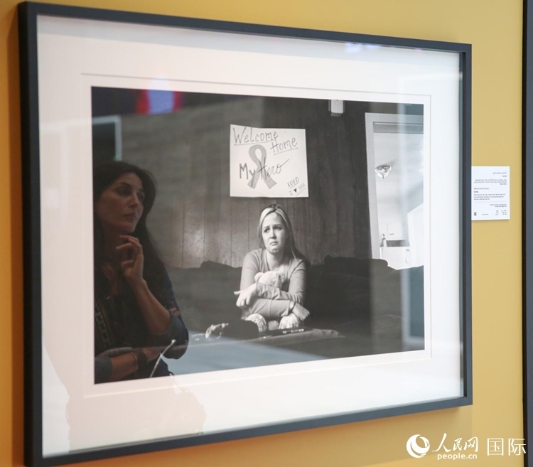 一名觀(guān)眾在觀(guān)賞攝影作品。人民網(wǎng)塔里克·易卜拉欣攝