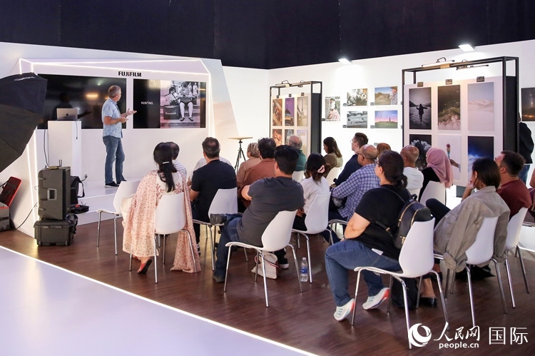 觀(guān)眾在參加攝影講座。人民網(wǎng)塔里克·易卜拉欣攝