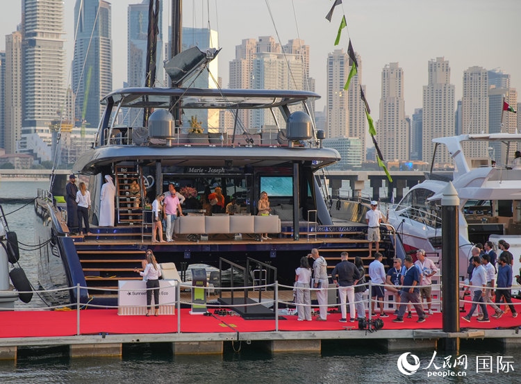 觀眾在參觀游艇。人民網(wǎng) 塔里克·易卜拉欣攝