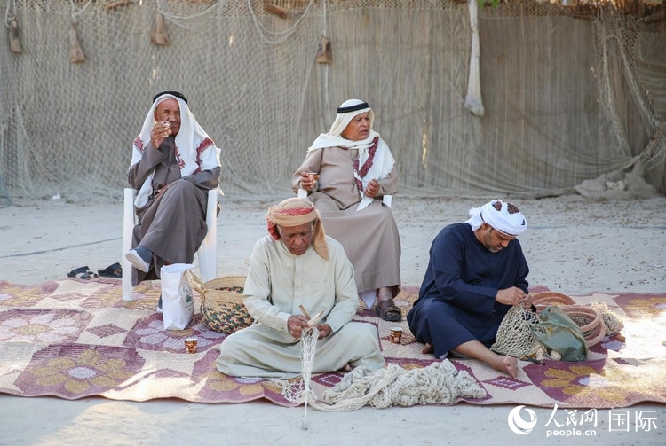 漁民演示制作漁網(wǎng)。人民網(wǎng) 塔里克·易卜拉欣攝