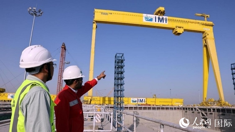 工作人員查看龍門吊情況。人民網(wǎng)記者管克江攝