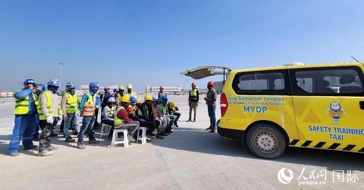 安全宣講出租車在現(xiàn)場播放安全視頻。人民網(wǎng)記者 管克江攝