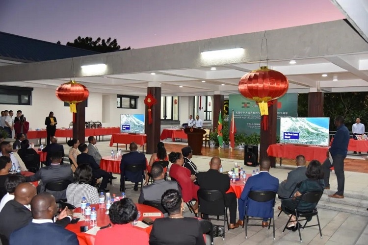 當(dāng)?shù)貢r(shí)間3月13日，慶祝中國(guó)與多米尼克建交20周年招待會(huì)在中國(guó)駐多大使館舉行。中國(guó)駐多米尼克大使館供圖