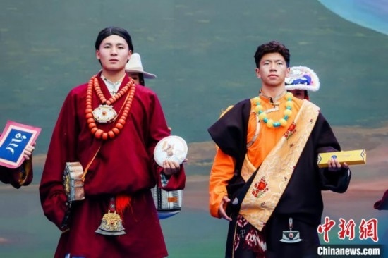 圖為身著民族服飾的演員們展示果洛特產(chǎn)。 果洛州文體旅游廣電局 供圖