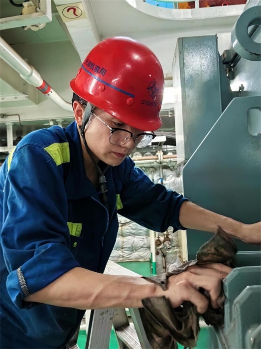 “天鯤號”工作人員正在對設(shè)備進行清潔維護。“天鯤號”供圖