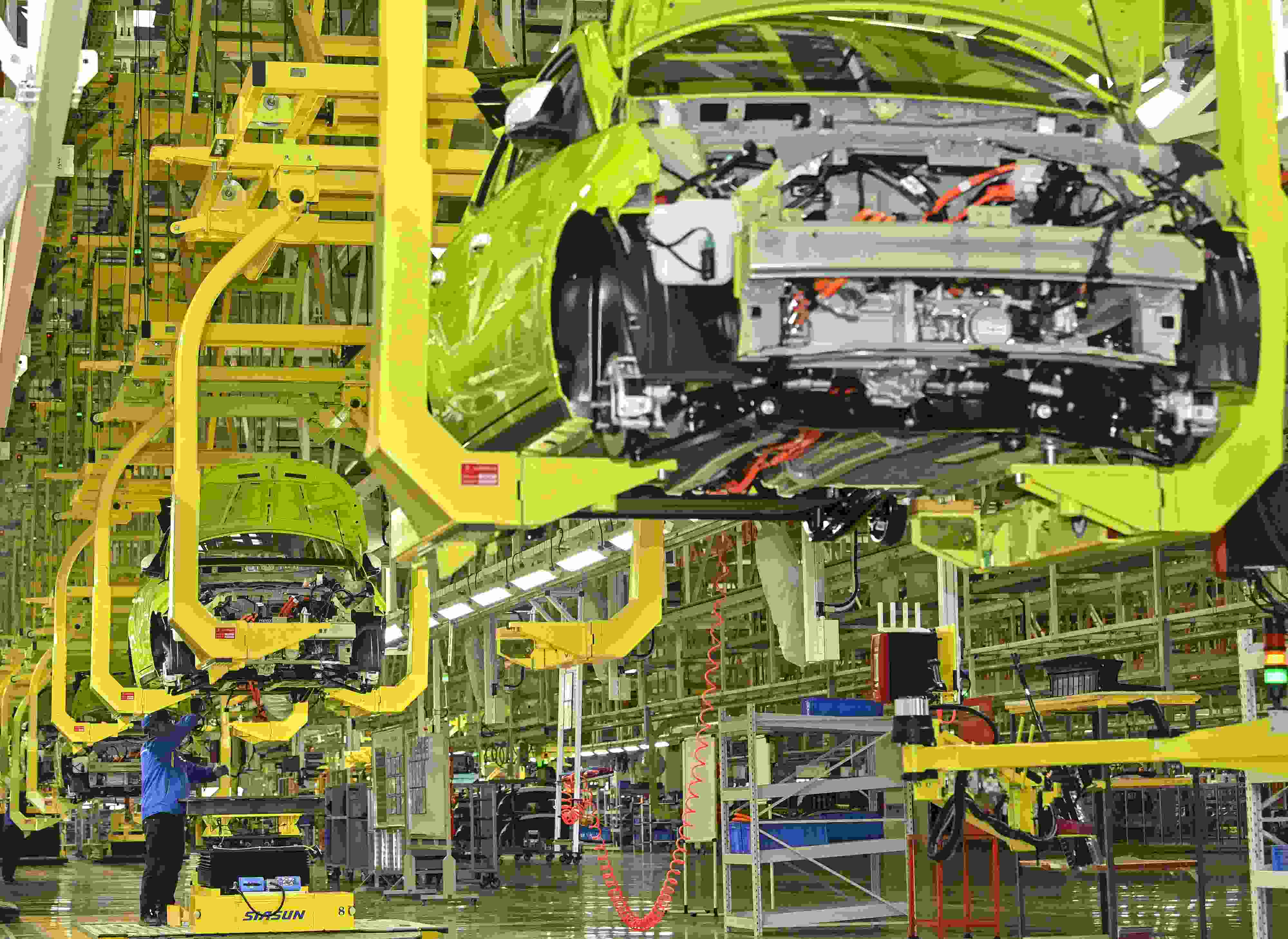 △ 2024年2月27日，一家新能源汽車公司的總裝車間生產(chǎn)線上，工人正在加緊生產(chǎn)趕訂單。