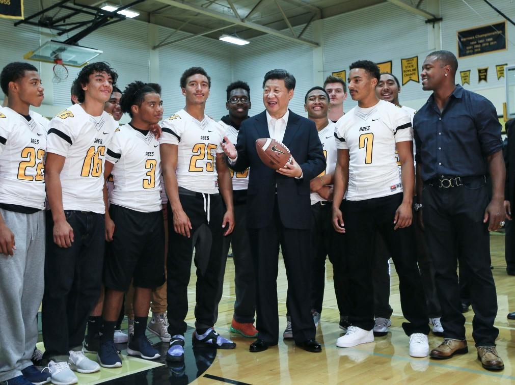 2015年9月23日，國家主席習近平參觀美國塔科馬市林肯中學(xué)。這是習近平在學(xué)校體育館，同上橄欖球訓(xùn)練課的學(xué)生們親切交談。新華社記者 蘭紅光 攝