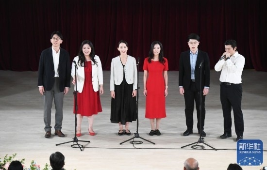 3月21日，國(guó)家開(kāi)發(fā)銀行阿卡貝拉合唱團(tuán)在音樂(lè)會(huì)上演出。新華社記者 任超 攝