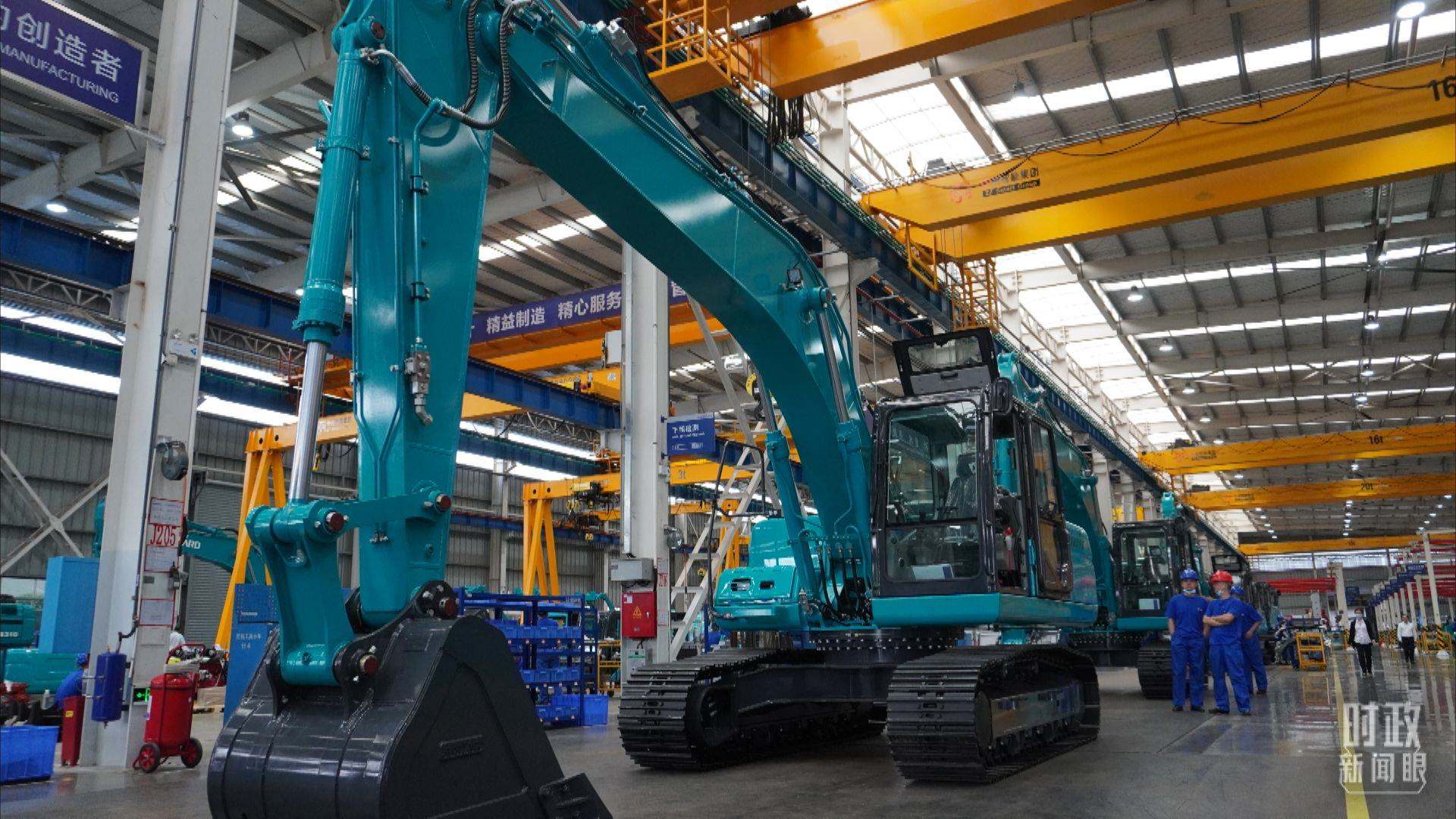 △這是山河智能大型挖掘機的組裝車間。2020年9月，習近平曾到此地考察。（總臺央視記者郭曉龍拍攝）