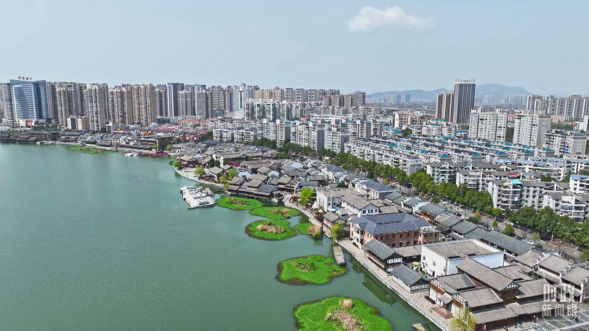 △沅江江畔，常德河街與現(xiàn)代建筑交相輝映。（總臺央視記者范凱拍攝）