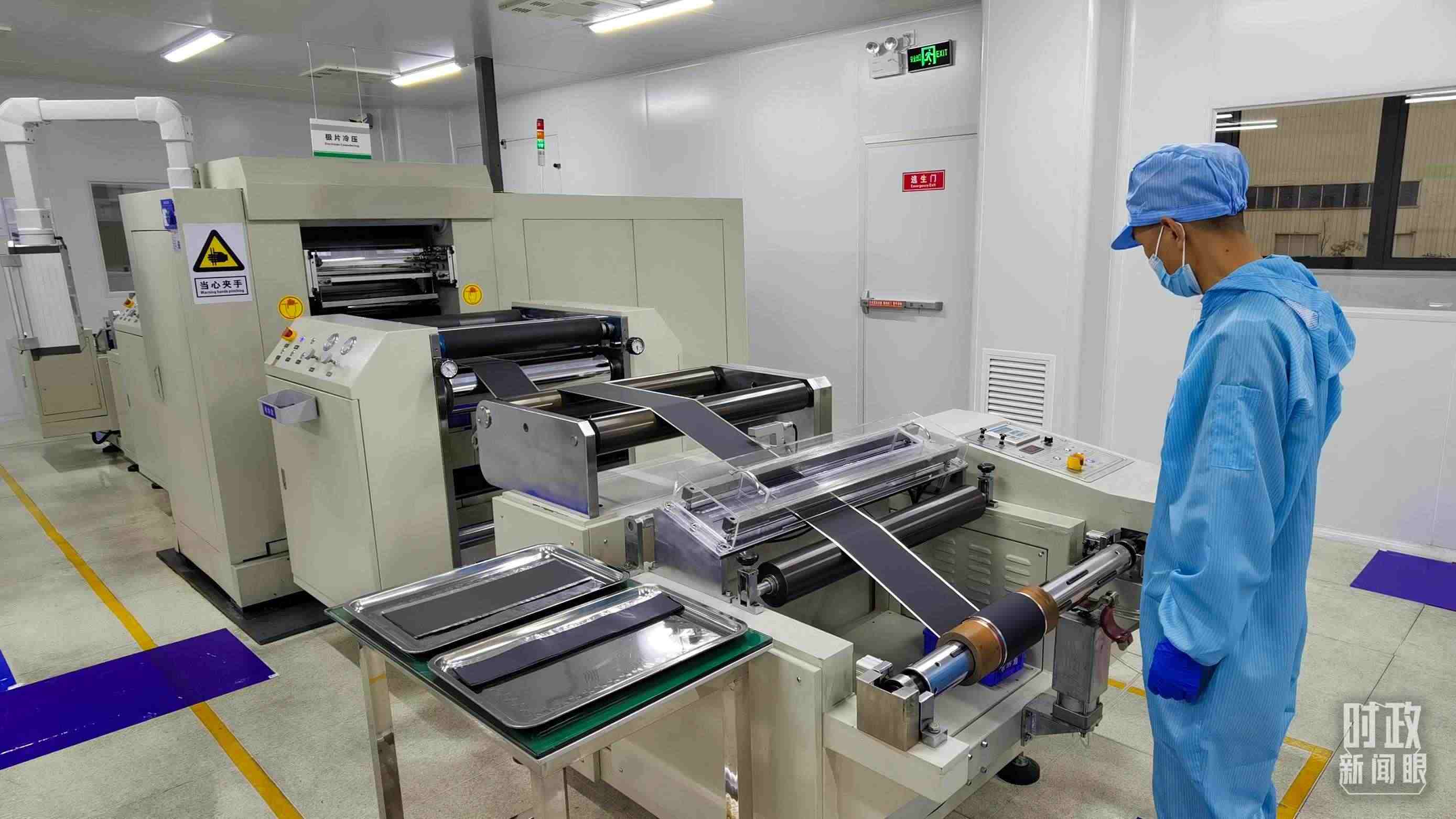 △這是電池生產的極片冷壓操作車間。（總臺央視記者郭鴻拍攝）