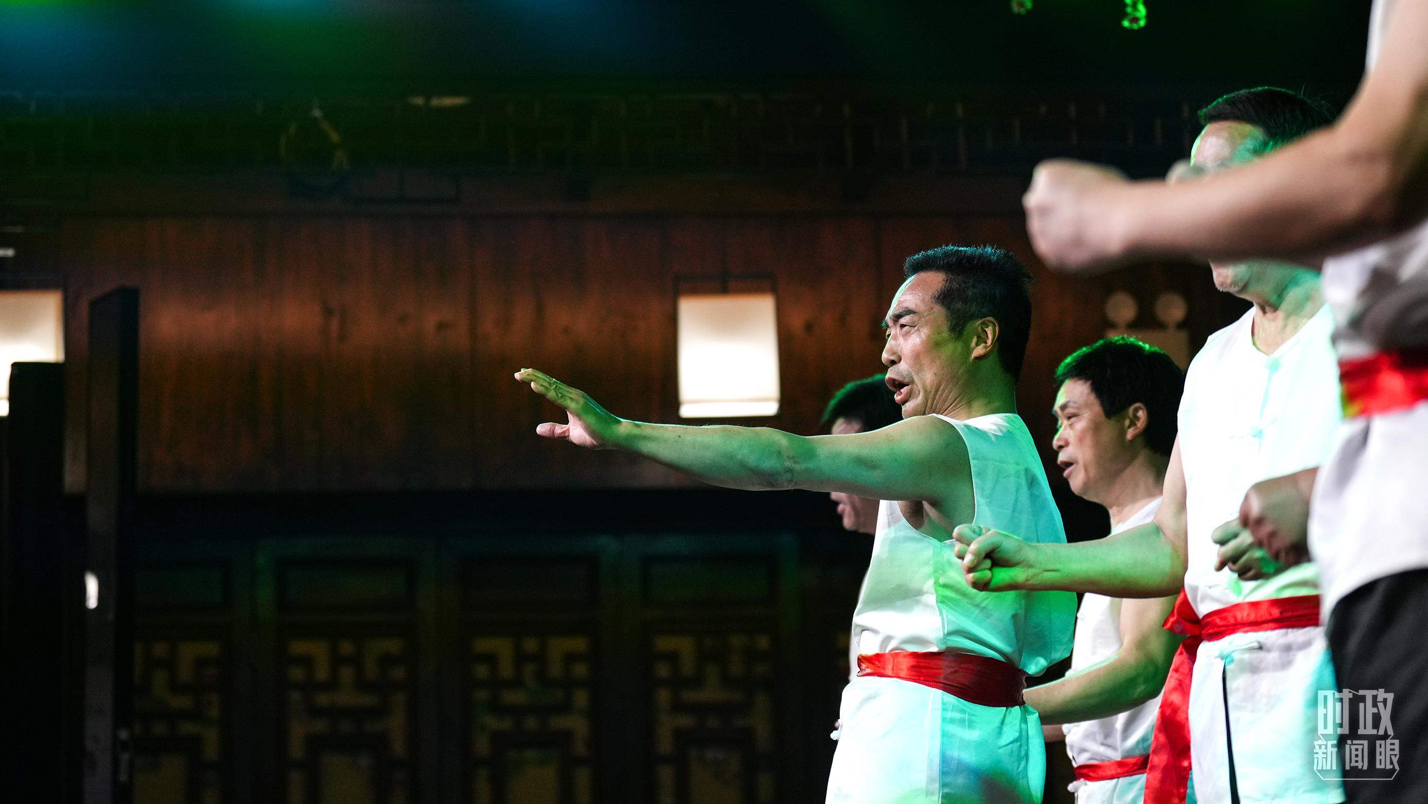 △常德河街，鴛鴦走馬樓上演常德高腔《穆桂英掛帥》和澧水船工號子。（總臺央視記者許永松、國廣記者李晉拍攝）