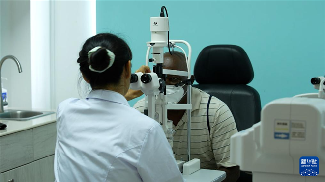 3月4日，在多米尼克羅索的中多友誼醫(yī)院眼科中心，援多醫(yī)療隊成員、南方醫(yī)科大學(xué)第三附屬醫(yī)院眼科主治醫(yī)師魯志卿為病人做檢查。新華社記者 王朝 攝