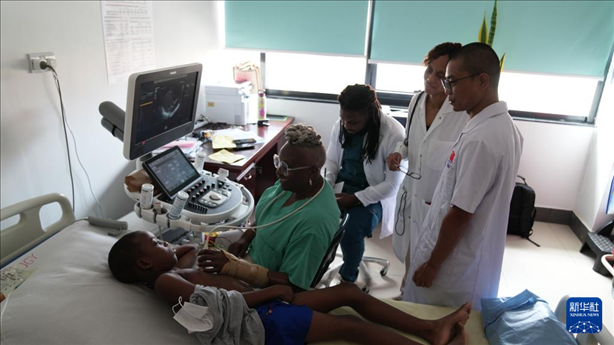 3月4日，在多米尼克羅索的中多友誼醫(yī)院，援多醫(yī)療隊成員、南方醫(yī)科大學(xué)第五附屬醫(yī)院心血管內(nèi)科主治醫(yī)師駱志鵬與當?shù)蒯t(yī)生共同診療。新華社記者 王朝 攝
