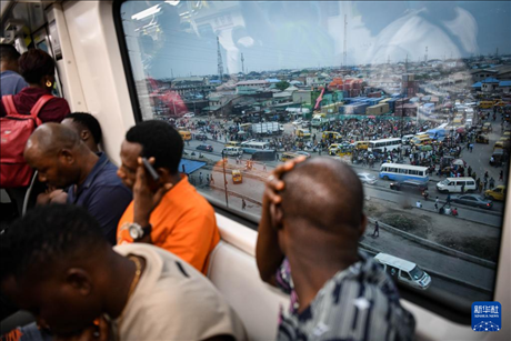 2月28日，在尼日利亞拉各斯，人們乘坐輕軌藍線列車。新華社記者 韓旭 攝