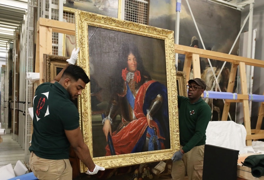  2024年3月11日，在法國(guó)巴黎近郊的凡爾賽宮，工作人員準(zhǔn)備打包油畫(huà)《路易十四戎裝像》。在2024年中法建交60周年暨中法文化旅游年之際，凡爾賽宮和故宮博物院將于4月至6月在故宮共同舉辦“凡爾賽宮與紫禁城”展覽。凡爾賽宮工作人員將70余件法方展品打包裝箱，計(jì)劃在不久之后將其運(yùn)往北京。新華社記者 高靜 攝