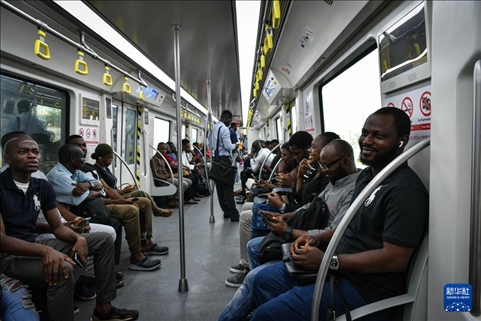 2月28日，在尼日利亞拉各斯，人們乘坐輕軌藍線列車。新華社記者 韓旭 攝