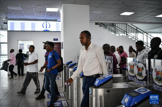 2月28日，在尼日利亞拉各斯，人們在輕軌藍線碼頭站刷卡出站。新華社記者 韓旭 攝