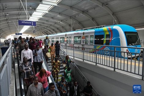 2月28日，在尼日利亞拉各斯，人們在輕軌藍線碼頭站下車出站。新華社記者 韓旭 攝