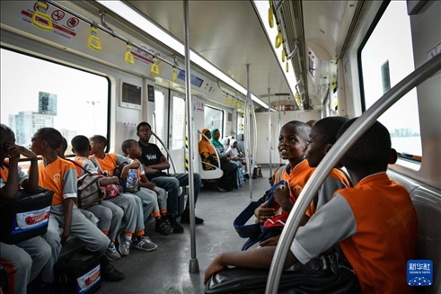 2月28日，在尼日利亞拉各斯，一所小學的學生們體驗乘坐輕軌藍線列車。新華社記者 韓旭 攝