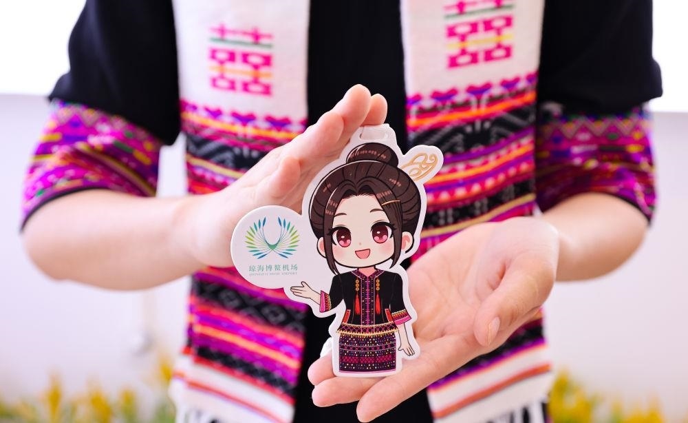 △2024年3月22日，博鰲機(jī)場(chǎng)工作人員展示“博鰲香”香氛卡片。