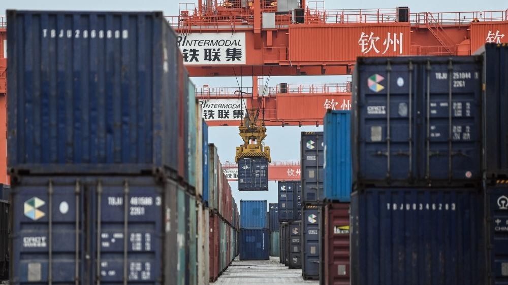 △2023年5月11日，在廣西欽州鐵路集裝箱中心站，塔吊在下卸集裝箱。近年來，在RCEP政策紅利推動(dòng)下，中國(guó)與東盟產(chǎn)業(yè)合作不斷深化，助力區(qū)域經(jīng)濟(jì)發(fā)展。