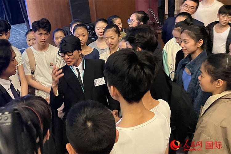 松山芭蕾舞團總代表清水哲太郎與中央芭蕾舞團舞蹈學校的學生們交流。人民網(wǎng)記者 張麗婭攝