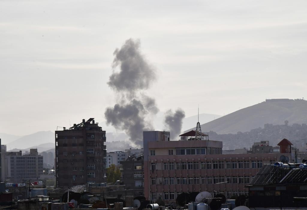這是4月1日在敘利亞首都大馬士革拍攝的爆炸后升起的濃煙。新華社發(fā)（阿瑪爾攝）