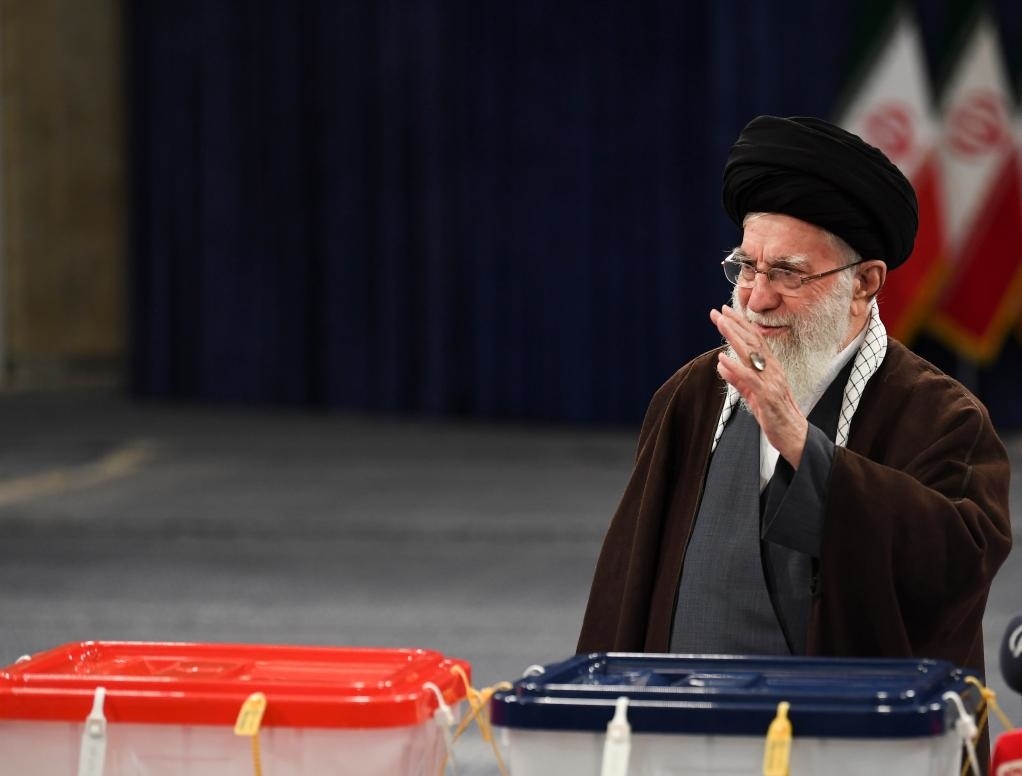 3月1日，在伊朗首都德黑蘭，伊朗最高領(lǐng)袖哈梅內(nèi)伊在設(shè)于領(lǐng)袖府內(nèi)的投票站投票。新華社記者沙達(dá)提攝