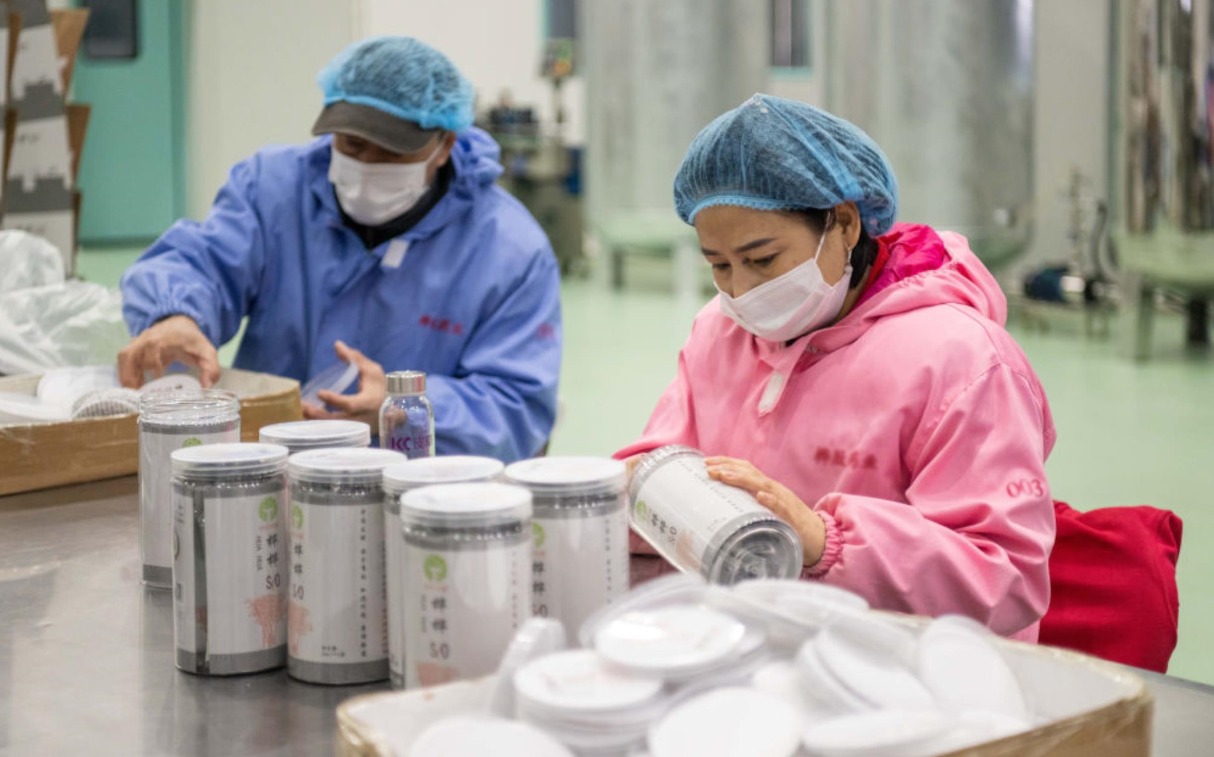 △2024年3月12日，黑龍江伊春一家公司內(nèi)，工作人員在包裝樺樹汁相關(guān)產(chǎn)品。