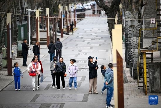 4月5日，游客在寧夏石嘴山市大武口洗煤廠工業(yè)遺址公園游覽。新華社記者 馮開(kāi)華 攝