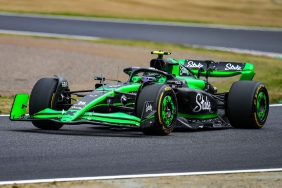 4月5日，索伯車隊(duì)中國車手周冠宇在練習(xí)賽中。新華社記者 張笑宇 攝