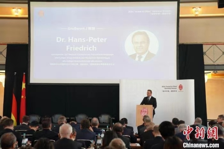 當(dāng)?shù)貢r間4月5日，由中國商務(wù)部主辦的“投資中國”德國專場推介活動在斯圖加特市舉行。中新社記者 馬秀秀 攝